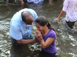 El bautismo en aguas es el nombre de Jesús El bautismo en aguas es el Nombre de Jesús