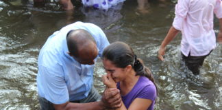 El bautismo en aguas es el nombre de Jesús El bautismo en aguas es el Nombre de Jesús