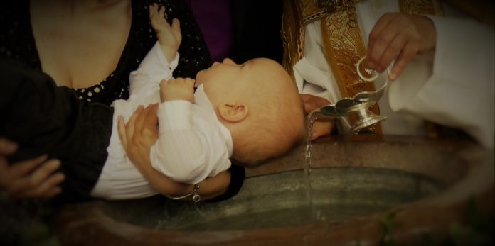 Por qué no se deben bautizar los niños