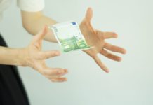 Nunca camines solo, siempre tomado de la mano de Dios Nunca camines solo, siempre tomado de la mano de Dios