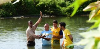 El bautismo en el Nombre de Jesús El bautismo en el Nombre de Jesús