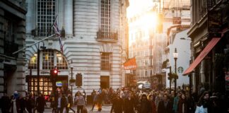 El tiempo de hablar de Dios es hoy El tiempo de hablar de Dios es hoy